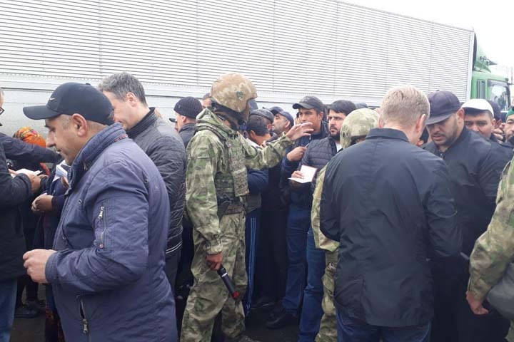 Массовую проверку документов устроили на Хилокском рынке в Новосибирске. Фото Массовую проверку документов устроили на Хилокском рынке в Новосибирске. Фото