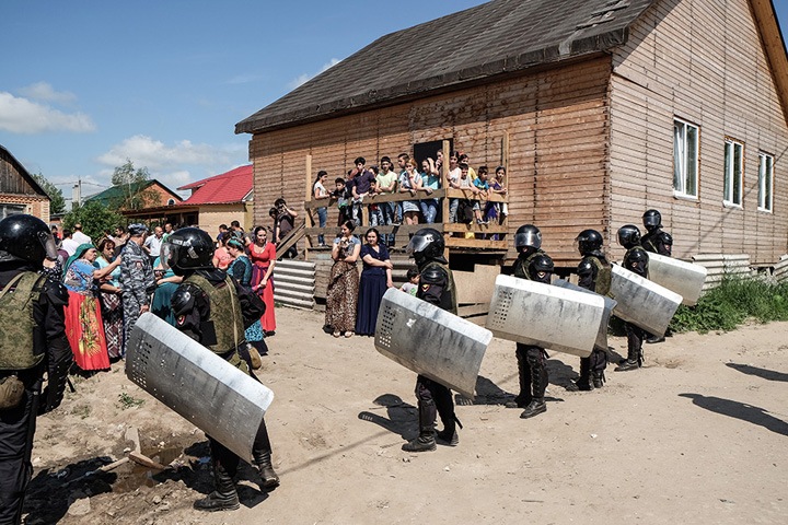 Полиция вторые сутки охраняет дом цыган в Кузбассе от самосуда жителей деревни