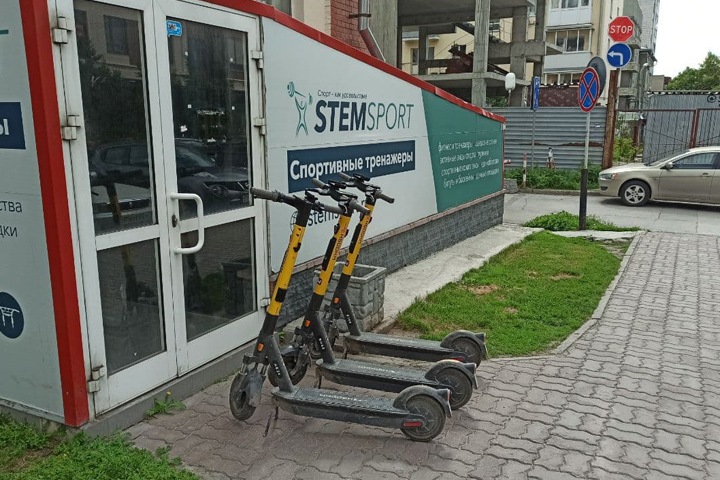 Локоть анонсировал снижение скорости электросамокатов в городе и ужесточение правил их парковки