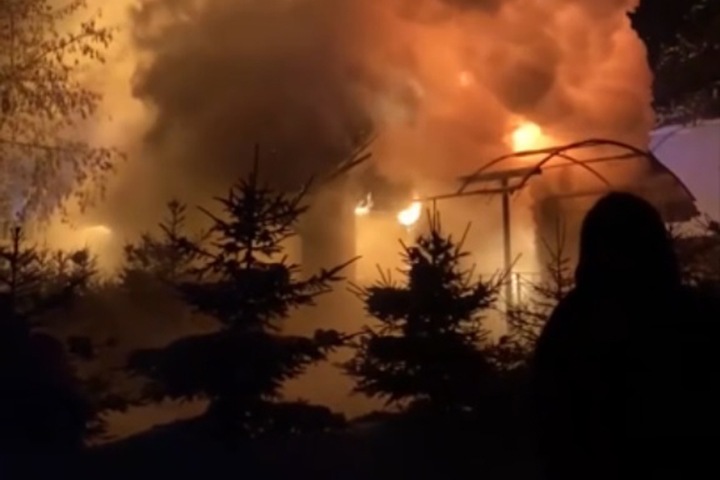 Связанная с влиятельным бизнесменом турбаза загорелась под Новосибирском