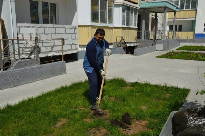 Действующего депутата горсовета Новосибирска потребовали снять с выборов за подкуп избирателей