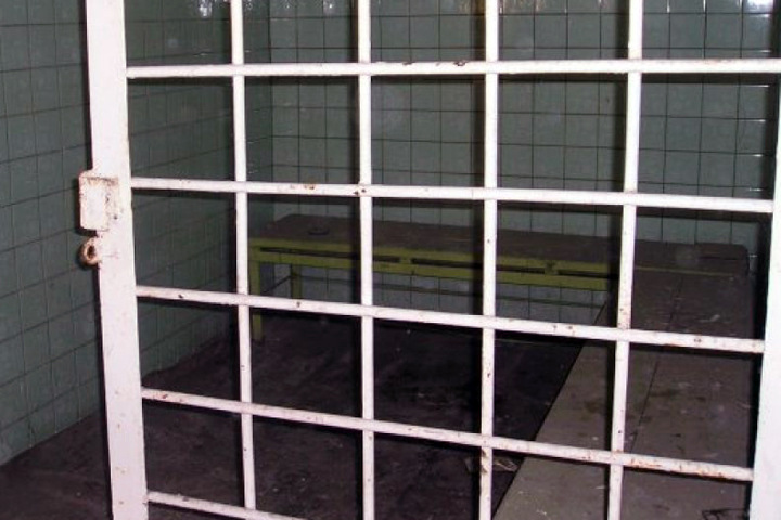 Оскорбивший полицейских новосибирец бился головой о решетку камеры Оскорбивший полицейских новосибирец бился головой о решетку камеры