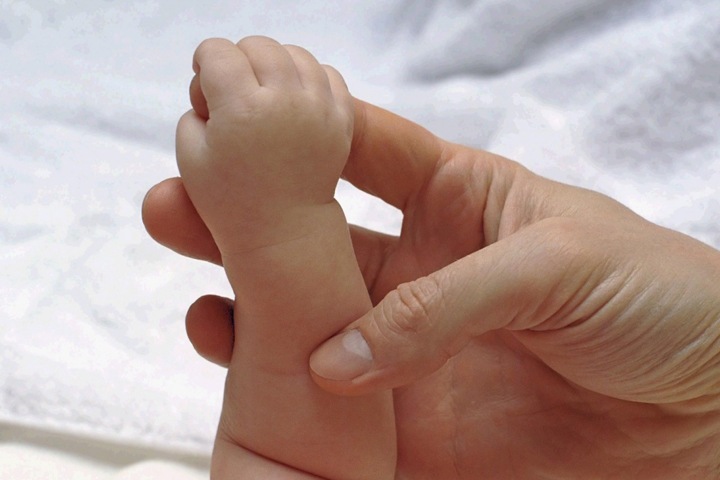 Красноярка продала дочь знакомому, а он ее чуть не убил