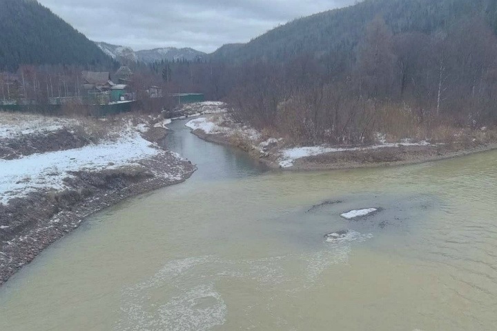 Красноярская река стала зеленой после загрязнения