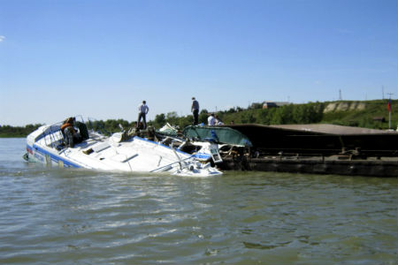 Капитан столкнувшегося с баржей теплохода арестован в Омской области Капитан столкнувшегося с баржей теплохода арестован в Омской области