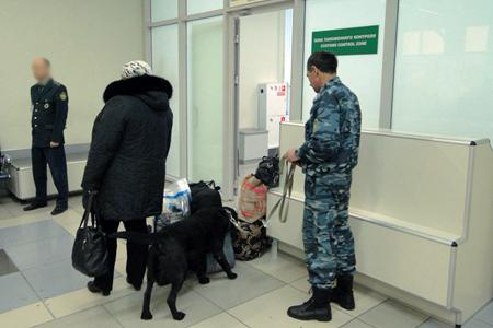 Таможенного инспектора «Толмачёво» заподозрили в получении взятки Таможенного инспектора «Толмачёво» заподозрили в получении взятки