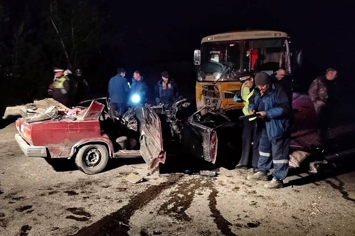 Три человека погибли при столкновении автобуса с машиной на Алтае