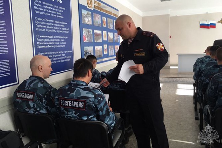 Пытавшиеся отобрать автомат у полицейского пьяные жители Бурятии получили условные сроки