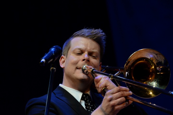 Джазмен Харрисон Янг исполнил на Рождественском фестивале темы из Армстронга, Боуи и «Queen» Джазмен Харрисон Янг исполнил на Рождественском фестивале темы из Армстронга, Боуи и «Queen»