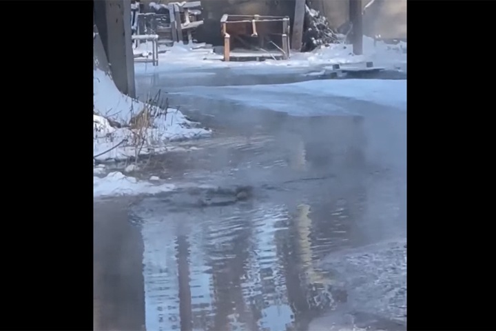 Нечистоты 10 дней заливают улицы Новосибирска