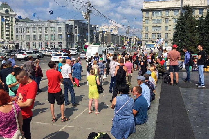 Новосибирцы вышли на акцию в поддержку хабаровчан Новосибирцы вышли на акцию в поддержку хабаровчан