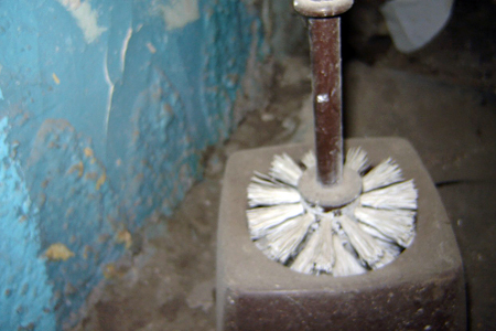 Ученики элитной красноярской школы засунули туалетный ершик ребенку в рот Ученики элитной красноярской школы засунули туалетный ершик ребенку в рот