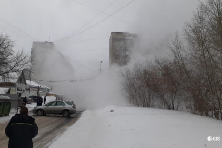 Улицу затопило кипятком в Новосибирске