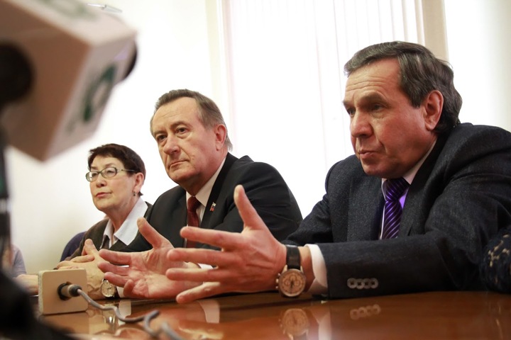 Праймериз «ЕР» в новосибирское заксобрание: сенаторы, семейные династии и преследовавший СМИ спикер горсовета Праймериз «ЕР» в новосибирское заксобрание: сенаторы, семейные династии и преследовавший СМИ спикер горсовета