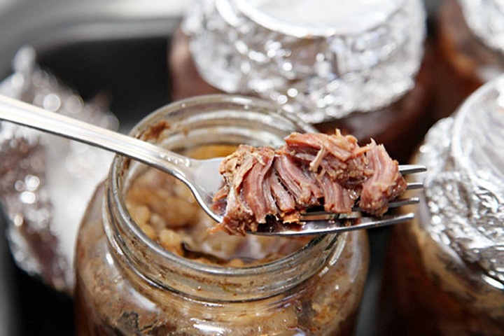 Красноярец украл из магазина 16 банок тушенки Красноярец украл из магазина 16 банок тушенки