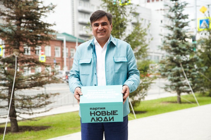 Алексей Нечаев передал в избирком 50 тыс. подписей за «Новых людей» в Новосибирске Алексей Нечаев передал в избирком 50 тыс. подписей за «Новых людей» в Новосибирске