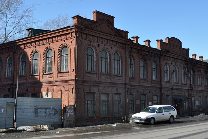 Неизвестные срезали перила с памятника архитектуры XX века в Омске