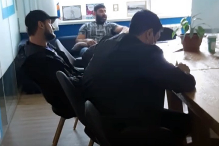 Трое мужчин пришли в редакцию НГС с угрозами и набросились на журналиста