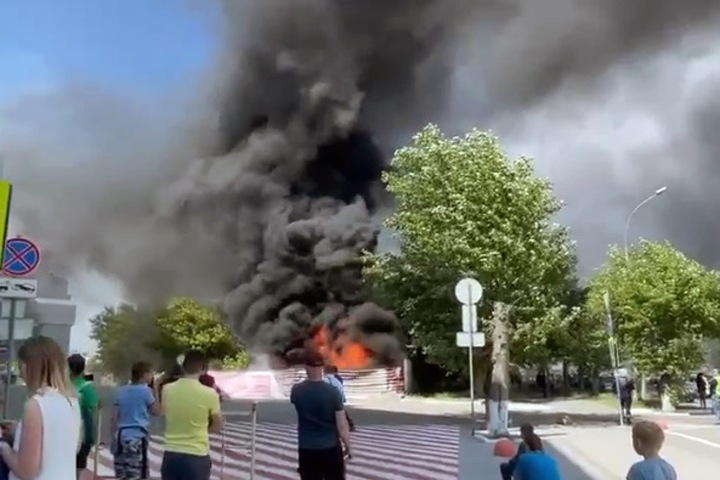 Дым от покрышек накрыл Ленинский район Новосибирска