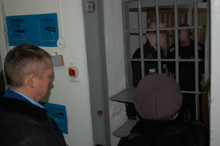 Сотрудникам хакасской колонии запросили 12 лет за сексуальное насилие над заключенным. Второе дело о пытках вернули прокурору