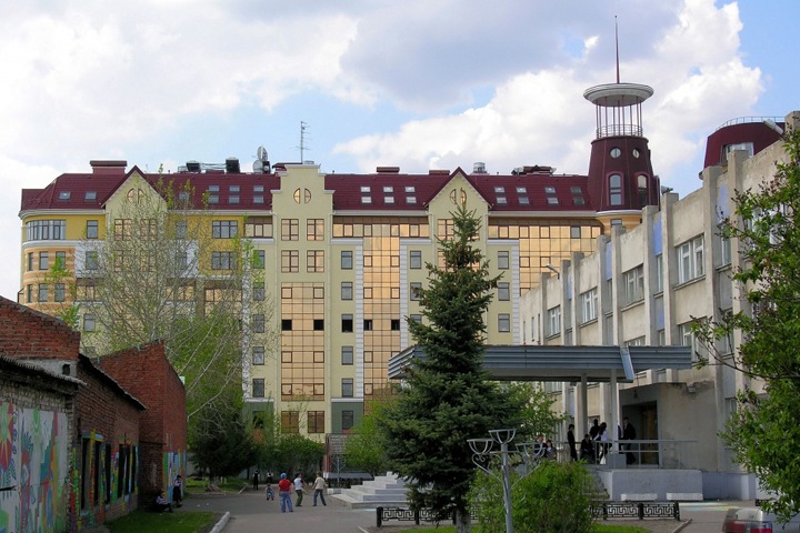 «КВ»: Врио омского губернатора снял квартиру в элитном доме