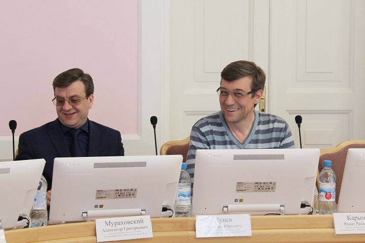 Baza: глава омского минздрава уехал в лес вместе с бывшей коллегой из больницы, откуда не выпускали Навального Baza: глава омского минздрава уехал в лес вместе с бывшей коллегой из больницы, откуда не выпускали Навального