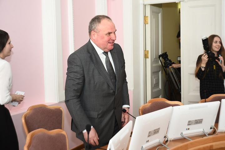 Омский министр не видит нарушений в назначении своего сына главой округа