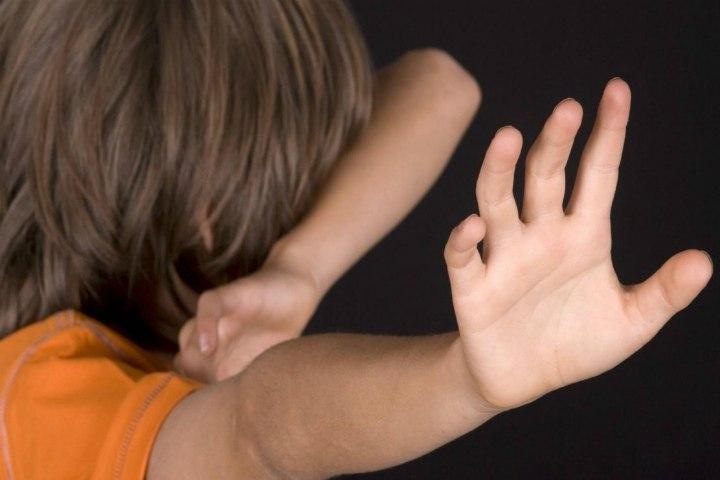 Омичка била своего ребенка и ограничивала его передвижения Омичка била своего ребенка и ограничивала его передвижения