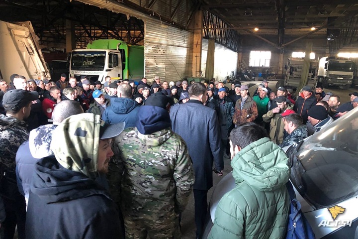 Мусорщики начали забастовку в Новосибирске Мусорщики начали забастовку в Новосибирске