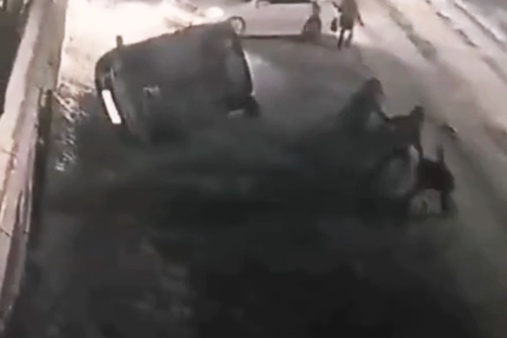 «АУЕшники» перевернули автомобиль Росгвардии в Чите «АУЕшники» перевернули автомобиль Росгвардии в Чите