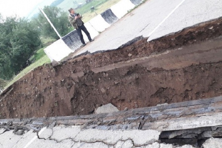 Часть дороги обвалилась в Бурятии из-за сильных дождей Часть дороги обвалилась в Бурятии из-за сильных дождей