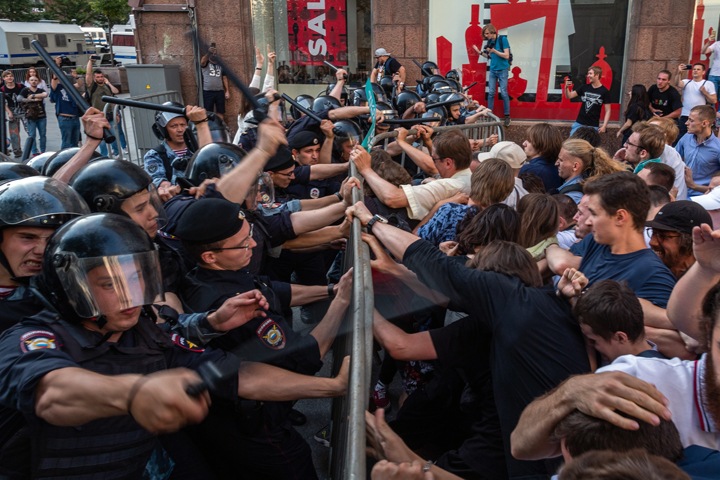 «Путин не хочет выглядеть диктатором». В чем логика подавления протестов и почему нужно обязательно идти на выборы «Путин не хочет выглядеть диктатором». В чем логика подавления протестов и почему нужно обязательно идти на выборы