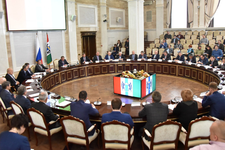 Новосибирский губернатор представил совет по контролю за монополиями ЖКХ Новосибирский губернатор представил совет по контролю за монополиями ЖКХ