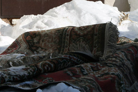 Мертвого омича завернули в ковер и выбросили около пивного магазина 