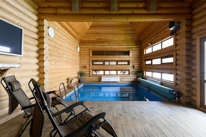 Дом с кинотеатром и банным комплексом продается в Новосибирске за 76 млн рублей