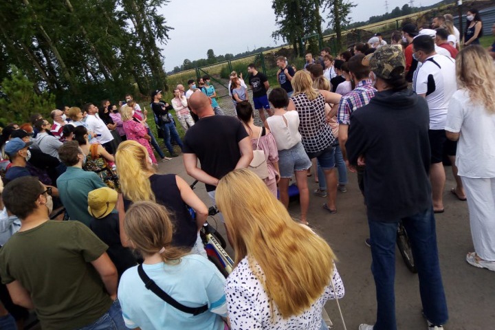 «Готов перегородить дорогу машиной»: в новосибирском коттеджном поселке начинают рубить лес