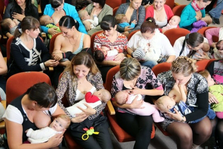 Кемеровчанки одновременно покормят детей грудью в парке Чудес