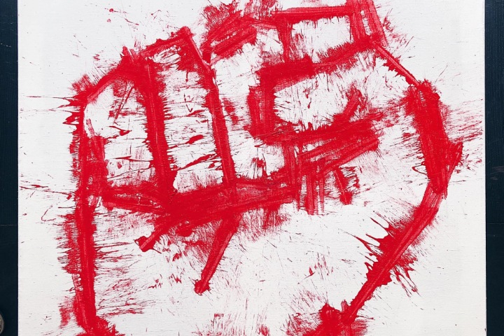 «Звереет сердце»: новосибирский художник изобразил красно-белый кулак «Звереет сердце»: новосибирский художник изобразил красно-белый кулак