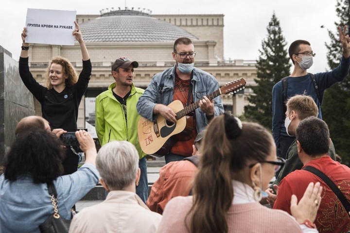 Суд оправдал одного новосибирца и наказал другого за акцию в поддержку Хабаровска: «Кого первым заберете?» Суд оправдал одного новосибирца и наказал другого за акцию в поддержку Хабаровска: «Кого первым заберете?»