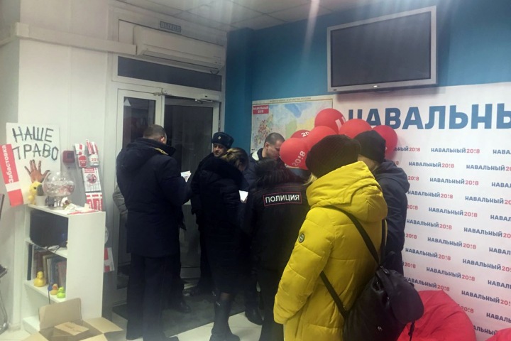 Полиция опять пришла в новосибирский штаб Навального Полиция опять пришла в новосибирский штаб Навального