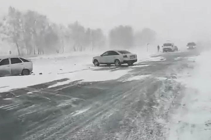 Движение автобусов закрыто на трассах в Омской области