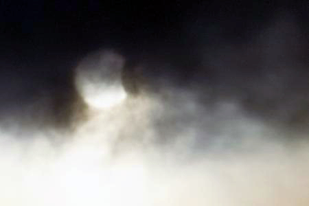 Жители Новосибирска разглядели солнечное затмение (фото) Жители Новосибирска разглядели солнечное затмение (фото)