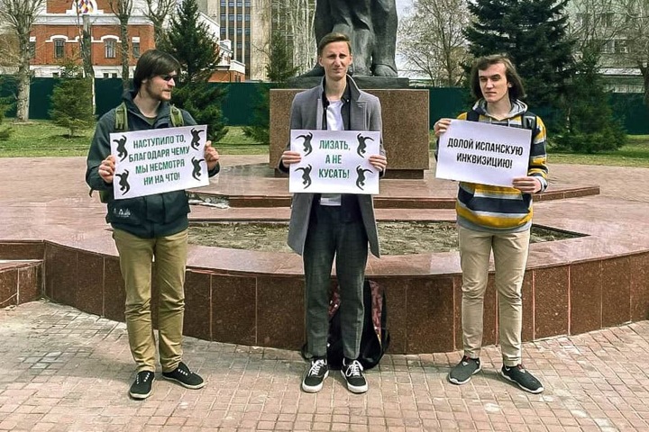 Барнаульцы вышли на пикет-Монстрацию Барнаульцы вышли на пикет-Монстрацию