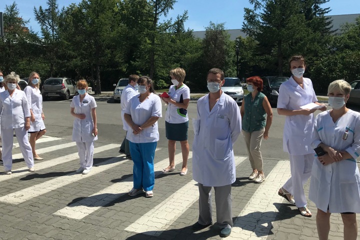 «Если у нас страна такая, мы-то здесь причем»: главврач алтайской больницы объяснила резкое снижение зарплат сотрудникам