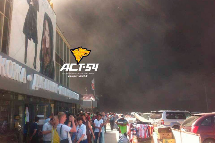 На стройке ТРЦ «Галерея Новосибирск» горит пенопласт