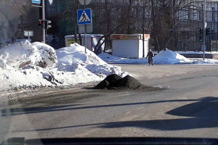 Кучки противогололедного средства появились на дорогах Новосибирска (фото)