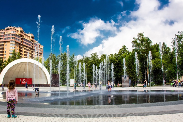 Песни войны зазвучали у фонтана в Центральном парке Новосибирска