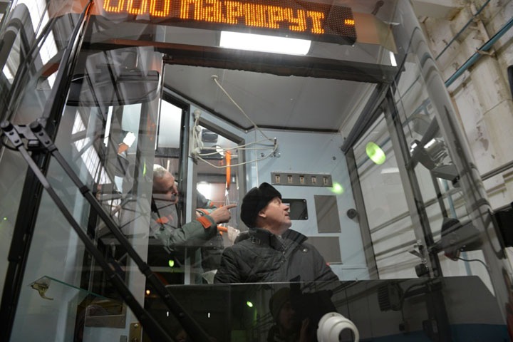 Локоть проехал на реконструированном белорусами трамвае