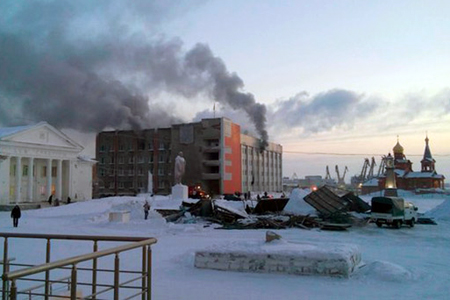 Чиновники эвакуированы из загоревшейся мэрии Дудинки 