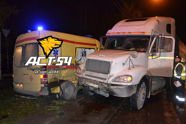 Грузовик протаранил в Новосибирске машину скорой помощи с младенцем 